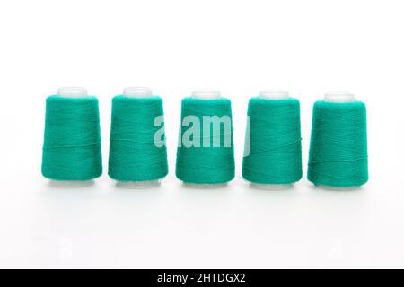 Bobine de fil verte isolée sur fond blanc. Pelote de fils de laine. Fils pour tricoter. Matériaux pour machine à coudre. Antenne Banque D'Images
