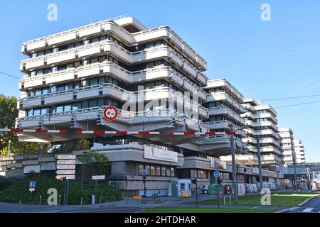 Les Jardins de Gambetta, le plus grand de six blocs similaires de 7 étages, élevés sur un pont entre R; Claude Bonnier et l'Esplanade Charles de Gaulle, Mériadeck Banque D'Images