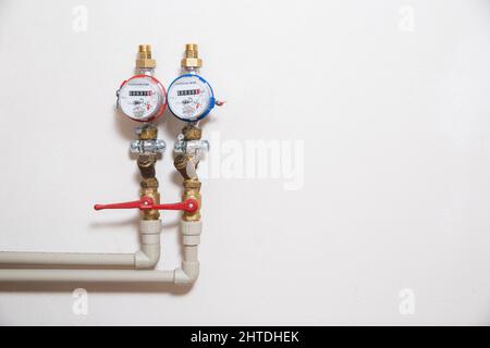 Plomberie des compteurs d'eau sur un mur blanc. Le concept de paiement de l'eau, tenant compte de la consommation d'eau. Banque D'Images
