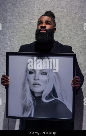 Londres, Royaume-Uni. 28 février 2022. L'artiste Kelvin Okafor avec son oeuvre 'Kate Moss', 2022, (est. £10 000 - 15 000) à un aperçu de la vente British Cool. Des œuvres d'art, des photographies et des souvenirs culturels populaires seront offerts à la vente à Bonhams New Bond Street le 2 mars. Credit: Stephen Chung / Alamy Live News Banque D'Images