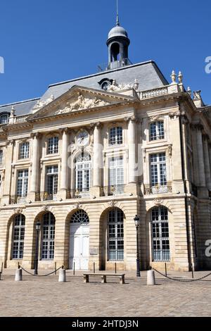 L'Hôtel, ou Palais de la Bourse face à la place de la Bourse et la Gironde à Bordeaux, à l'origine la Bourse, maintenant les bureaux de Govt Banque D'Images