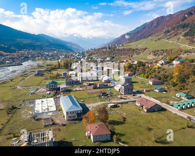 Vue aérienne ou d'un drone en automne du village de Mestia avec des maisons typiques de tour, tours de Svan.Svaneti supérieur, Géorgie Banque D'Images