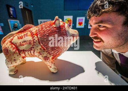 Londres, Royaume-Uni. 28th févr. 2022. Grayson Perry (Royaume-Uni, né en 1960), vote Labour, 2014, estimation : £15 000-25 000. Cette œuvre a été créée par l'artiste pour le dîner de gala de l'élection du travail, le 2014 juillet - Bond Street, avec une gamme d'articles - des œuvres d'art, des photographies, et des souvenirs culturels populaires aux pièces de mode et imprimés. La vente elle-même aura lieu le jeudi 2 mars. Crédit : Guy Bell/Alay Live News Banque D'Images