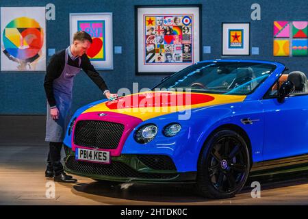 Londres, Royaume-Uni. 28th févr. 2022. Le premier et unique British Pop Art Bentley au monde - Un Continental GT V8 S Cabriolet unique qui est le résultat d'une collaboration entre Bentley Motors et le parrain de British Pop Art, Sir Peter Blake, 2016. Estimation: £300 000-400 000 - Bond Street, avec une gamme d'articles - des œuvres d'art, des photographies, et des souvenirs culturels populaires à des pièces de mode et des imprimés. La vente elle-même aura lieu le jeudi 2 mars. Crédit : Guy Bell/Alay Live News Banque D'Images