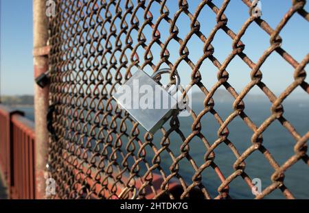 Porte-cadenas au charme chanceux sur LE GOLDEN GATE BRIDGE à San Francisco en Californie Banque D'Images