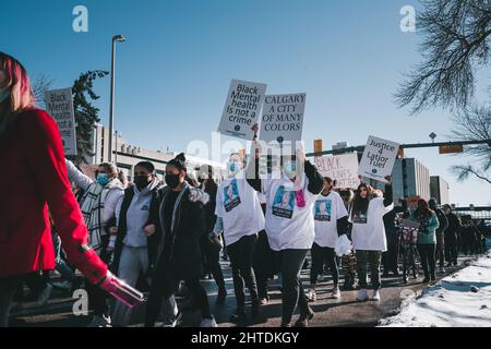 Les manifestants tiennent des signes en solidarité avec BLM Banque D'Images
