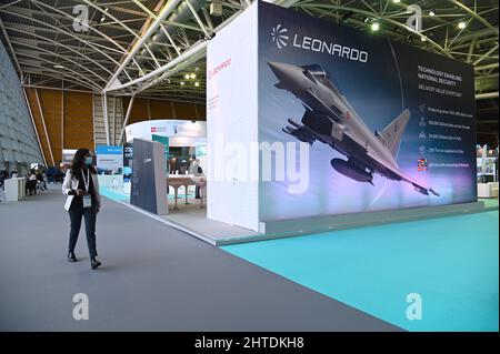 Stand et logo de la société Leonardo d'équipements d'aviation et de défense lors d'une foire aérospatiale à Turin, Italie Banque D'Images