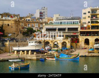 Une vue magnifique sur la baie de Spinola à Saint-Julien, Malte. Banque D'Images