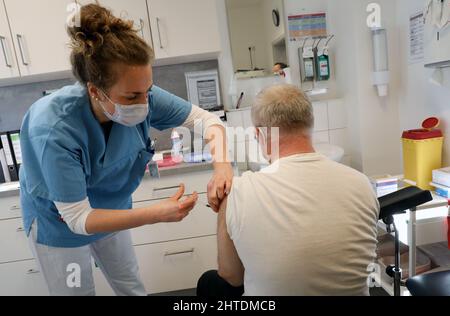 Rostock, Allemagne. 28th févr. 2022. Au service médical de l'entreprise du centre médical universitaire Rostock, l'infirmière Martina vaccine un homme contre Covid-19 avec le vaccin Nuvaxovid du fabricant américain Novavax. Le vaccin protéinique avec un rappel actif est une alternative bienvenue pour ceux qui sont méfiants d'autres vaccins à base d'ARNm. Credit: Bernd Wüstneck/dpa-Zentralbild/dpa/Alay Live News Banque D'Images