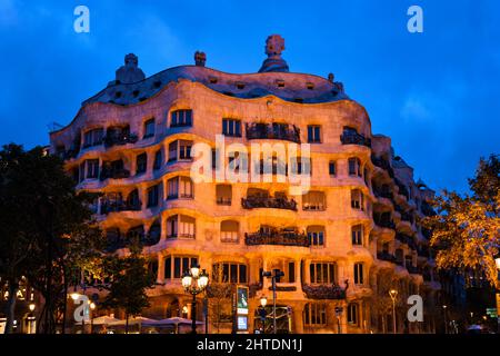La nuit s'écoule de la célèbre Casa Mila par Gaudi, Barcelone, Espagne Banque D'Images