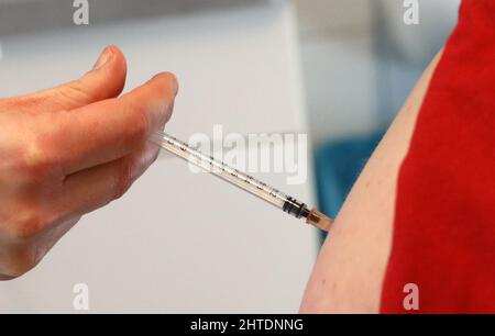 Rostock, Allemagne. 28th févr. 2022. Au service médical de l'entreprise du University Medical Center Rostock, une infirmière vaccine une femme contre Covid-19 avec le vaccin Nuvaxovid du fabricant américain Novavax. Le vaccin protéinique avec un rappel actif est une alternative bienvenue pour ceux qui sont méfiants d'autres vaccins à base d'ARNm. Credit: Bernd Wüstneck/dpa-Zentralbild/dpa/Alay Live News Banque D'Images