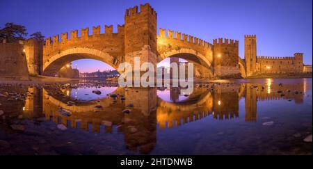 Pont de Castelvecchio sur l'Adige à Vérone, Italie au crépuscule. Banque D'Images