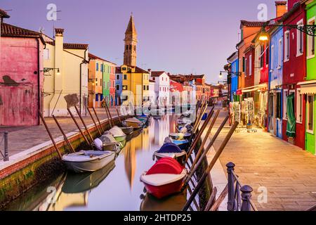 Burano, Venise, Italie bâtiments colorés le long des canaux au crépuscule. Banque D'Images