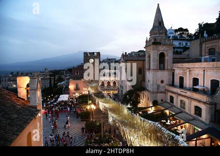 Italie, Sicile, Taormine, Piazza IX Aprile, paysage urbain Banque D'Images