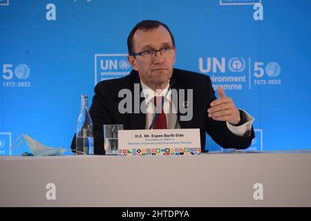 Le Président de l'UNEA (Assemblée de l'Environnement des Nations Unies), Espen Barth Eide, s'adresse aux journalistes lors du premier jour de l'Assemblée environnementale des Nations Unies 5 au siège des Nations Unies à Gigiri. Banque D'Images