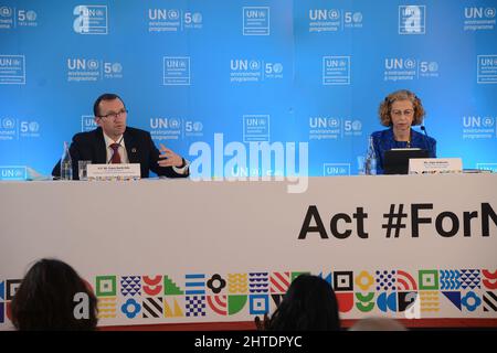 Le Président de l'UNEA Espen Barth Eide et le Directeur exécutif du Programme des Nations Unies pour l'environnement (PNUE), Inger Andersen, s'adonne aux journalistes lors du premier jour de l'Assemblée environnementale des Nations Unies 5 au siège des Nations Unies à Gigiri. Banque D'Images