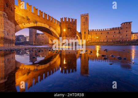 Pont de Castelvecchio sur l'Adige à Vérone, Italie au crépuscule. Banque D'Images