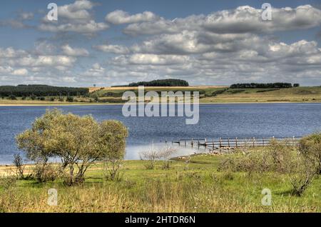 Gros plan sur Derwent Reservoir dans le comté d'Angleterre de Durham, par une journée ensoleillée Banque D'Images