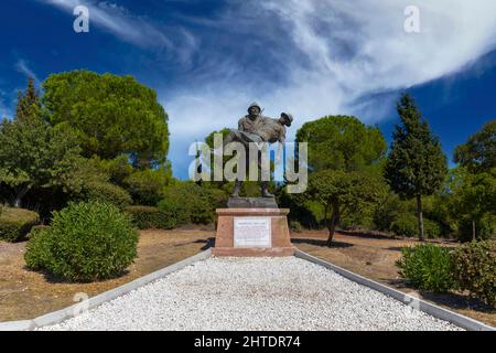 Gelibolu, Çanakkale, Turquie - 26 septembre 2021 : un monument au soldat turc qui a porté le blessé officier australien et aidé, Gallipoli Banque D'Images