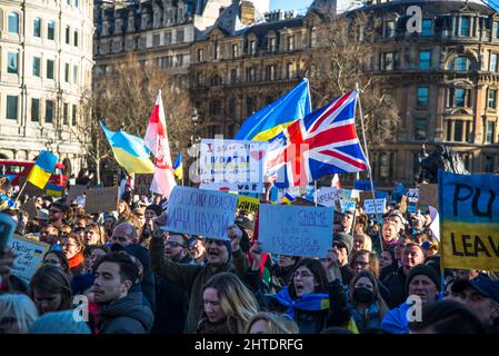 Russes contre la guerre, manifestation Stand by Ukraine, Trafalgar Square, Londres, Royaume-Uni, 27th février 2022 Banque D'Images