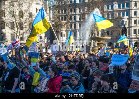 Stand by Ukraine Protest, Trafalgar Square, Londres, Royaume-Uni, 27th février 2022 Banque D'Images