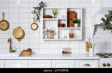 Cuisine moderne blanche. Intérieur confortable et minimaliste dans un style scandaleux. Photo de haute qualité Banque D'Images