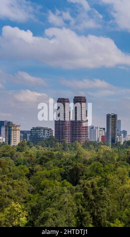 Vue verticale des gratte-ciels et des hôtels du centre de CDMX depuis le château de Chapultepec Banque D'Images