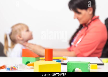 Le médecin pédiatre examine la gorge d'une petite fille. Espace de copie pour le texte, policlinic Banque D'Images