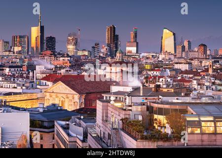 Milan, Italie, horizon de la ville avec une architecture nouvelle et ancienne au crépuscule. Banque D'Images