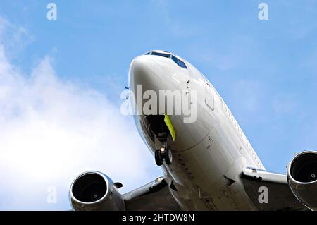 Avion gros plan avec uniquement le nez et les moteurs. Banque D'Images