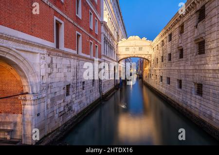 Pont des Soupirs à Venise, Italie au crépuscule sur le Rio di Palazzo. Banque D'Images