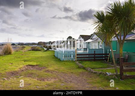 Chalets de vacances à Dunster Beach en hiver, Somerset, Angleterre. Banque D'Images