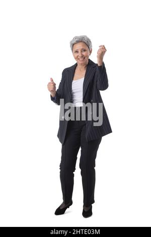 Portrait complet d'une femme d'affaires asiatique senior tenant des poings isolés sur fond blanc Banque D'Images
