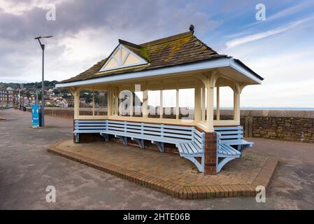 Un refuge en bord de mer sur le front de mer de la ville côtière de Minehead, Somerset, Angleterre. Banque D'Images