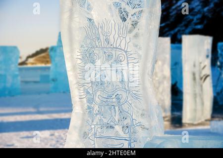 Festival de sculpture sur glace sur le lac Baikal. Gros bloc de glace pure en gros plan Banque D'Images