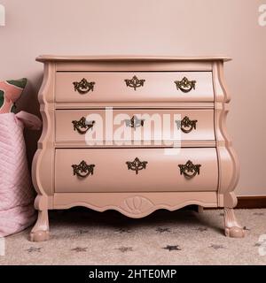 Commode rose après rénovation peinte en couleur Banque D'Images