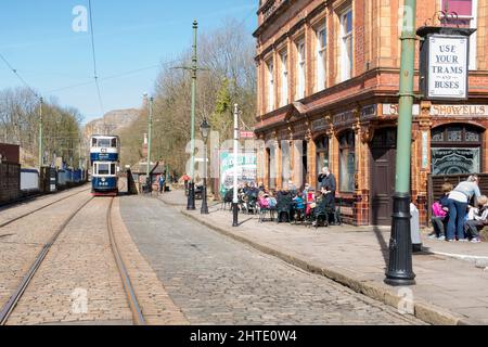 Derbyshire, Royaume-Uni – 5 avril 2018 : le tramway d'époque de 345 s'approche de la maison publique de Red Lion au musée national des tramways du village de Crich Tramway Banque D'Images