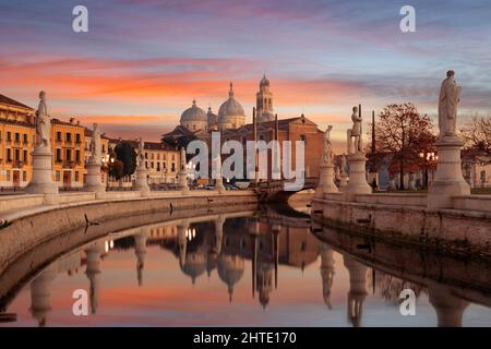 Padoue, Italie à Prato della Valle au crépuscule. Banque D'Images