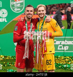 Chelsea / Liverpool - Carabao Cup - finale - Stade Wembley, Jordanie. 27th févr. 2022. Henderson et Caoimhin Kelleher après la victoire à la finale de la coupe Carabao au stade Wembley. Crédit photo : crédit: Mark pain/Alamy Live News Banque D'Images