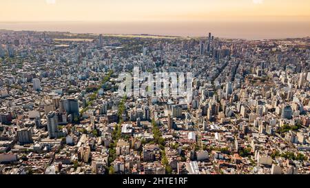 Prise de vue aérienne des quartiers de Palerme, Recoleta et Barrio Norte à Buenos Aires, en Argentine Banque D'Images