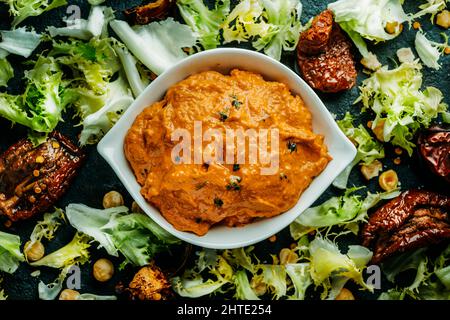 Vue en grand angle d'un service d'escarola amb romesco, une salade typique de Catalogne, Espagne, faite avec escarola endive et sauce romesco, dans le centre Banque D'Images