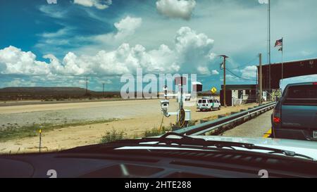 Point de contrôle de la patrouille frontalière des États-Unis à l'extérieur d'El Paso, Texas, le long de l'Interstate 10 Banque D'Images