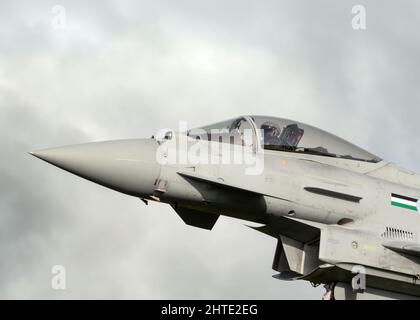 Coningsby Lincolnshire RAF QRA alliés de l'OTAN réponse rapide pilote d'avion de chasse Typhoon soutenant des opérations de défense aérienne en Europe Banque D'Images