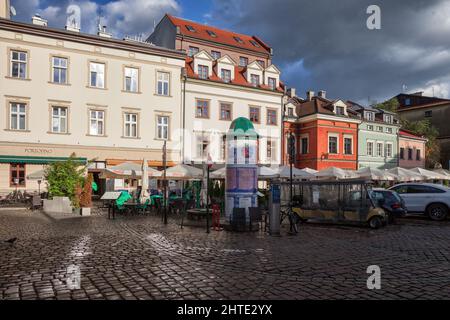 Cracovie (Cracovie), Pologne - 24 septembre 2018 : bâtiments le long de la rue Szeroka dans le quartier historique de Kazimierz, un vieux quartier juif. Banque D'Images