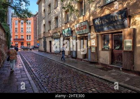 Cracovie (Cracovie), Pologne - 24 septembre 2018 : quartier juif historique de Kazimierz, établissements traditionnels de la rue Szeroka, tailleur, menuisier, conv Banque D'Images