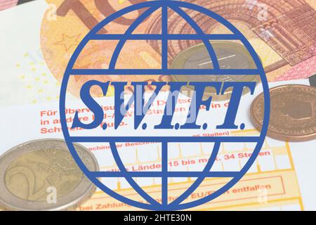 Image de symbole SWIFT : logo avec bordereau de virement bancaire en arrière-plan Banque D'Images