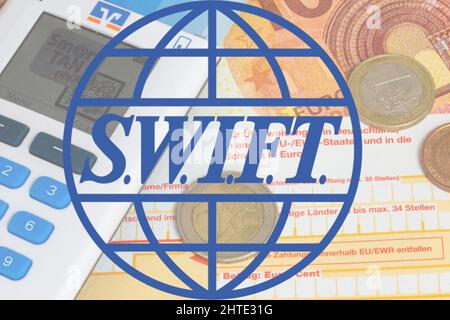 Image de symbole SWIFT : logo avec bordereau de virement bancaire en arrière-plan Banque D'Images