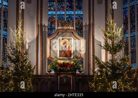 Varsovie, Pologne - 26 décembre 2021 : autel de la cathédrale Saint-Jean-Baptiste avec peinture de la Madonna noire de Czestochowa, vacances Chrisitmas à Arc Banque D'Images