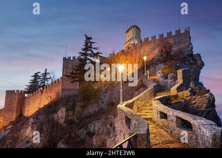La République de Saint-Marin avec la première tour à l'aube. Banque D'Images