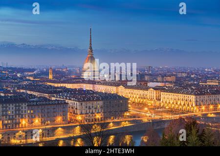 Turin, Piémont, Italie avec le Mole Antonelliana au crépuscule. Banque D'Images